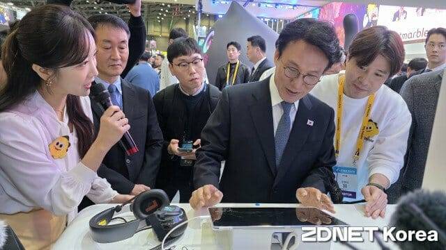 넷마블의 '나혼렙: 카르마'를 시연하는 김민석 국무총리(사진=지디넷코리아)