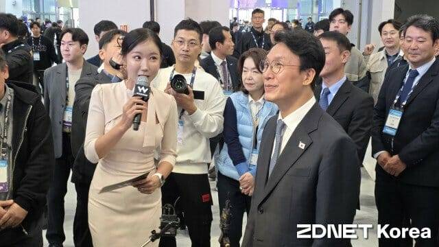 김민석 국무총리가 15일 지스타 2025 현장을 찾았다.(사진=지디넷코리아)