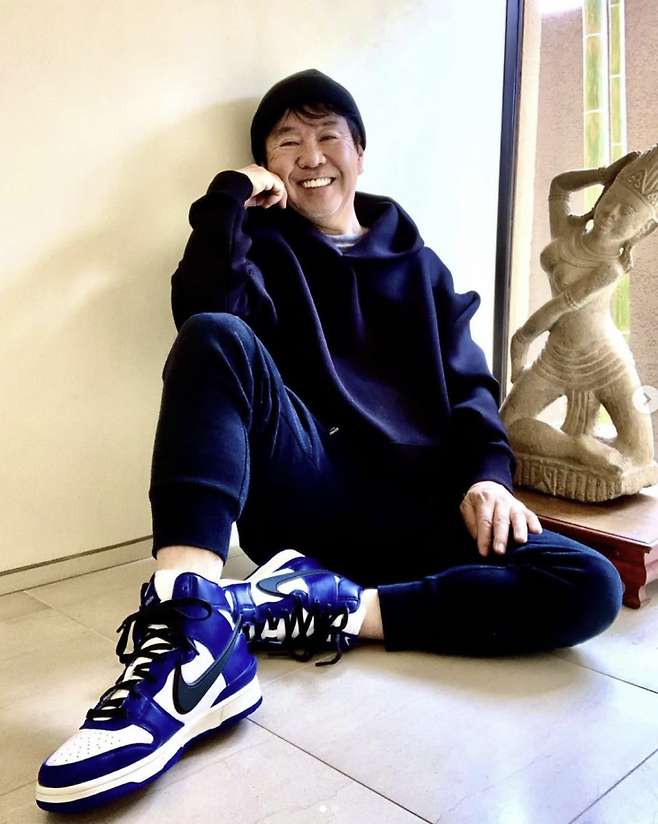 협찬받은 브랜드 의류를 입고 포즈를 취하는 시라타 요씨. 시라타요 인스타그램.