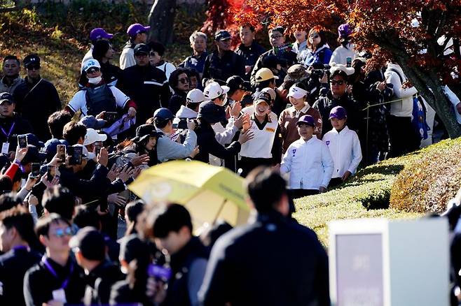 방신실이 위믹스 챔피언십 1번홀을 지나고 구름관중에 뒤덮히고 있다. 위믹스 챔피언십대회조직위 제공