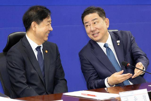 김병기(오른쪽) 더불어민주당 원내대표와 구윤철 경제부총리 겸 기획재정부 장관이 지난달 30일 서울 여의도 국회에서 열린 경제형벌 민사책임 합리화 당정협의에서 대화하고 있다. 뉴스1