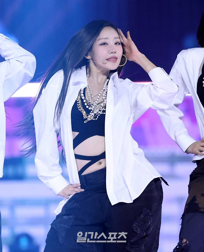 ‘2025 코리아 그랜드 뮤직 어워즈 with iM뱅크’(2025 KGMA) 둘째날 뮤직데이가 15일 오후 인천 영종도 인스파이어 아레나에서 펼쳐졌다. 그룹 키스오브라이프의 쥴리가 공연을 펼치고 있다. KGMA는 한 해 동안 국내외 팬들에게 많은 사랑을 받은 K팝 아티스트와 작품들을 조명해 차별화된 콘텐츠를 선보이는 K팝 축제다. 올해는 KGMA 조직위원회와 크리에이터링, 디오디가 공동 주관하며, 인천광역시와 인천관광공사가 후원한다. 타이틀 스폰서로는 iM뱅크가 함께하며, 협찬사로 피자에땅, 레이블 코퍼레이션, 할리스가 참여한다. 2025 KGMA는 KT ENA가 주관 방송사로 참여하며, 틱톡라이브를 통해 일본, 중국을 제외한 국내 및 글로벌에 생중계된다. 일본에서는 훌루 재팬을 통해 실시간으로 볼 수 있다. 영종도(인천)=KGMA특별취재단/2025.11.15./