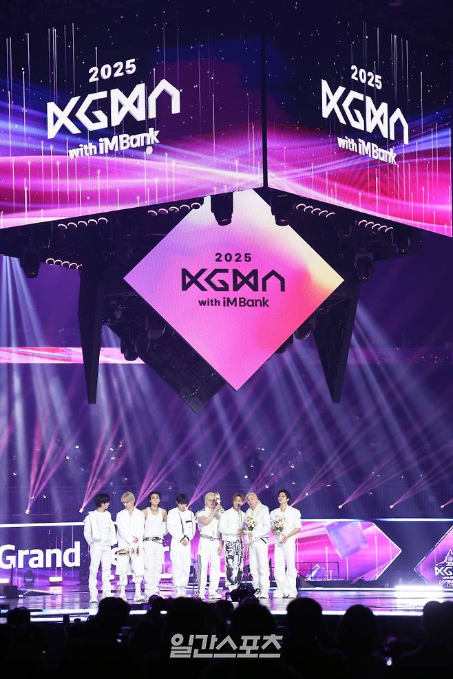 2025 코리아 그랜드 뮤직 어워즈 with iM뱅크’(2025 KGMA) 둘째날 뮤직데이가 15일 오후 인천 영종도 인스파이어 아레나에서 펼쳐졌다. 2025그랜드아너스초이스를 수상한 스트레이키즈가 수상소감을 말하고 있다. KGMA는 한 해 동안 국내외 팬들에게 많은 사랑을 받은 K팝 아티스트와 작품들을 조명해 차별화된 콘텐츠를 선보이는 K팝 축제다. 올해는 KGMA 조직위원회와 크리에이터링, 디오디가 공동 주관하며, 인천광역시와 인천관광공사가 후원한다. 타이틀 스폰서로는 iM뱅크가 함께하며, 협찬사로 피자에땅, 레이블 코퍼레이션, 할리스가 참여한다. 2025 KGMA는 KT ENA가 주관 방송사로 참여하며, 틱톡라이브를 통해 일본, 중국을 제외한 국내 및 글로벌에 생중계된다. 일본에서는 훌루 재팬을 통해 실시간으로 볼 수 있다. 영종도(인천)=KGMA특별취재단/2025.11.15/
