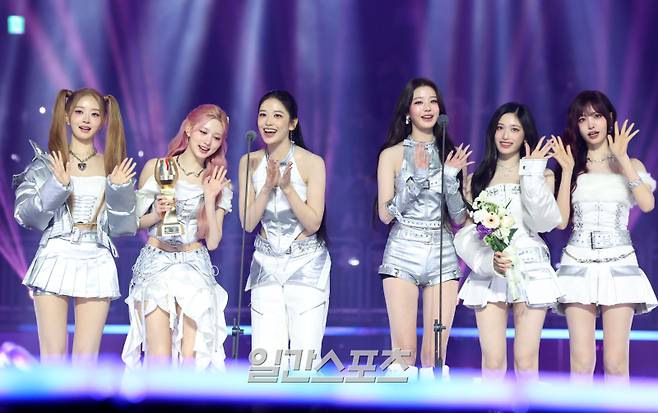 2025 코리아 그랜드 뮤직 어워즈 with iM뱅크’(2025 KGMA) 둘째날 뮤직데이가 15일 오후 인천 영종도 인스파이어 아레나에서 펼쳐졌다. 2025그랜드송을 수상하며 4관왕에 오른 아이브가 소감을 말하고 있다. KGMA는 한 해 동안 국내외 팬들에게 많은 사랑을 받은 K팝 아티스트와 작품들을 조명해 차별화된 콘텐츠를 선보이는 K팝 축제다. 올해는 KGMA 조직위원회와 크리에이터링, 디오디가 공동 주관하며, 인천광역시와 인천관광공사가 후원한다. 타이틀 스폰서로는 iM뱅크가 함께하며, 협찬사로 피자에땅, 레이블 코퍼레이션, 할리스가 참여한다. 2025 KGMA는 KT ENA가 주관 방송사로 참여하며, 틱톡라이브를 통해 일본, 중국을 제외한 국내 및 글로벌에 생중계된다. 일본에서는 훌루 재팬을 통해 실시간으로 볼 수 있다. 영종도(인천)=KGMA특별취재단/2025.11.15/