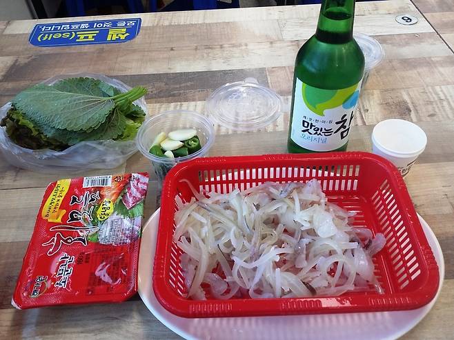 국수 먹듯 후루룩 입에 밀어넣던 산오징어회. 몸값이 비싸진 뒤로는 조금씩 집어 꼭꼭 씹어 먹게 된다.