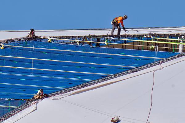 지붕 수리 공사가 진행중인 트로피카나필드의 모습. 사진= AP= 연합뉴스 제공