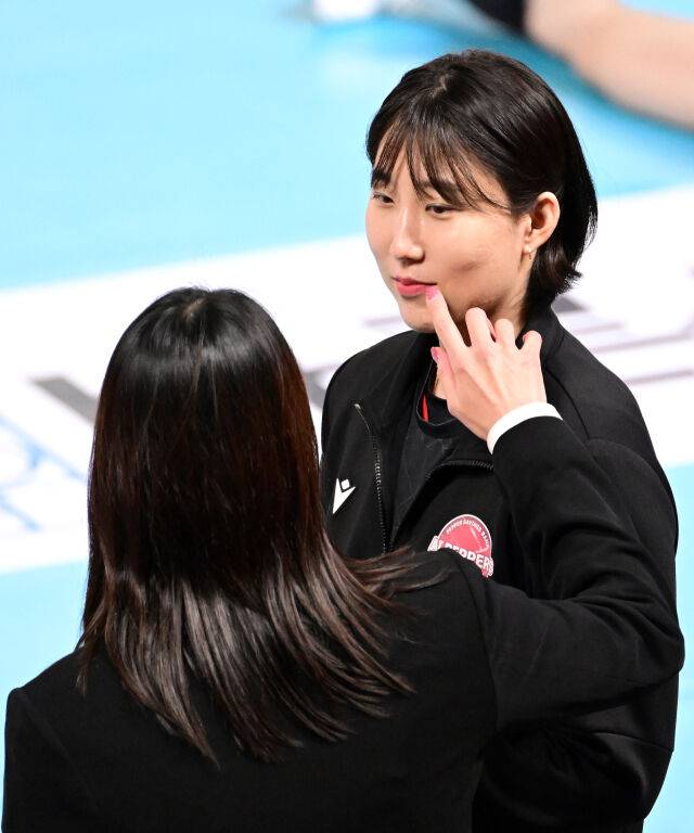 표승주 해설위원이 박정아에게 장난치고 있다 / 한국배구연맹(KOVO)