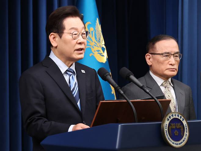 이재명 대통령이 14일 서울 용산 대통령실에서 한미 관세·안보 협상 '조인트 팩트시트'(공동 설명자료) 최종 합의를 발표하고 있다. 연합뉴스