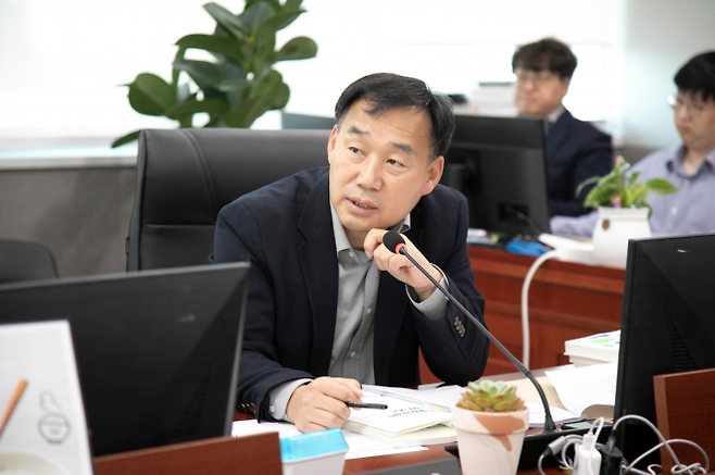 윤종영 의원이 13일 열린 경기도농수산진흥원 대상 행정사무감사에서 피감기관을 상대로 질의하고 있다.(사진=경기도의회)