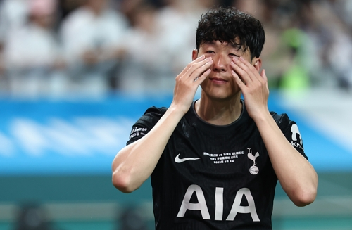 토트넘 손흥민이 3일 뉴캐슬전을 마친 뒤 눈물을 흘리고 있다. 연합뉴스
