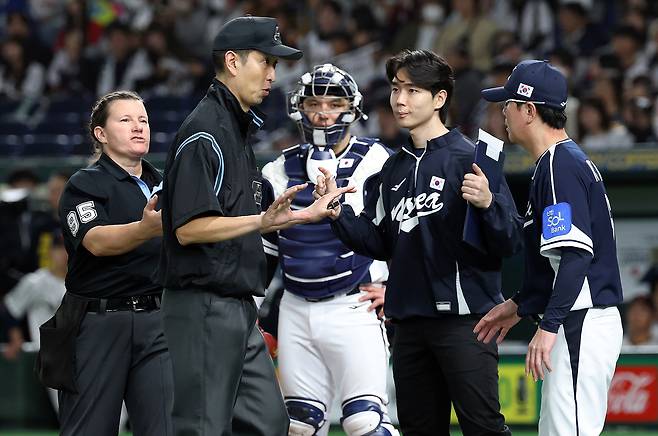 15일 일본 도쿄돔에서 열린 2025 K베이스볼 시리즈 대한민국과 일본의 평가전. 류지현 감독이 5회초 그라운드에 나와 심판진에게 어필하고 있다. 연합뉴스