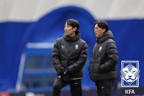 조용형(왼쪽) 코치와 김현준. /사진=대한축구협회(KFA) 제공