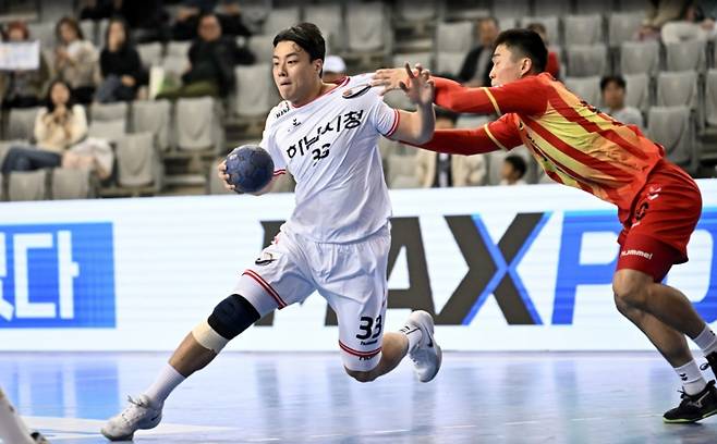 하남시청 김재순이 드리블 돌파를 시도하고 있다. /사진=한국핸드볼연맹 제공