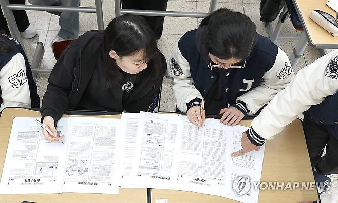 '수능 끝, 내 점수는?' (대구=연합뉴스) 윤관식 기자 = 2026학년도 대학수학능력시험(수능) 다음날인 14일 대구 수성구 정화여자고등학교 3학년 교실에서 수험생들이 가채점하고 있다. 2025.11.14 psik@yna.co.kr