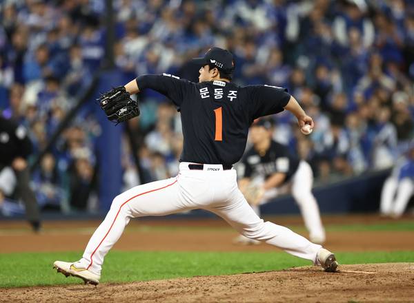 지난 10월 21일 대구삼성라이온즈파크에서 열린 2025 KBO 포스트시즌 플레이오프 한화 이글스 대 삼성 라이온즈 3차전. 6회 말 한화 투수 문동주가 역투하고 있다. 2025.10.21 /연합뉴스