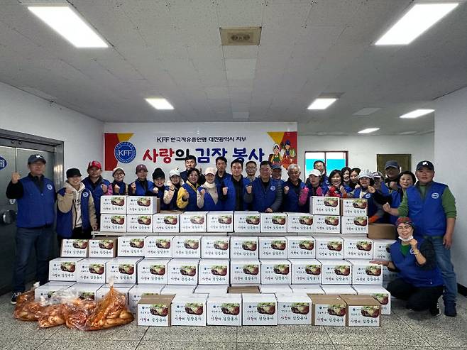 한국자유총연맹 대전시지부 (회장 윤준호)와 지부 봉사단(단장 홍시완)은 11월 15일 한국자유총연맹 대전시지부 사옥에서 회원들이 직접 김장 김치를 담근 후 따뜻한 겨울나기 나눔 행사를 열고 대전 대덕구 지역의 미혼모 가정과 소외계층, 북한이탈주민 가정을 대상으로 김장 김치 1,500kg 전달식을 가졌다.