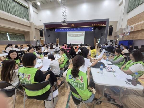 지난 8월 양산시 동면초등학교 강당에서 열린 '양산교육연대' 창립식 현장. 학교, 마을배움터, 마을강사 등 다양한 교육 주체들이 지역 교육의 미래에 연대 의지를 모았다. /문정민 기자