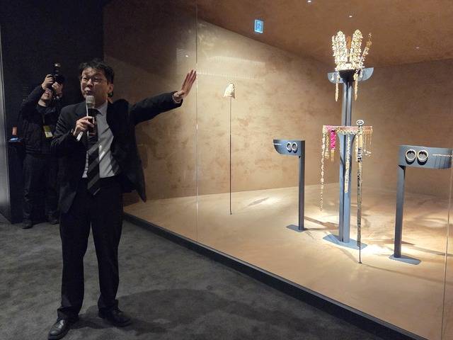 국립경주박물관이 전시하고 있는 천마총 금관과 출토물에 대해 설명하고 있다. 강시일 기자