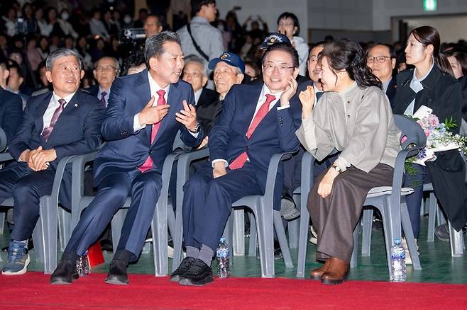 박근혜(오른쪽부터) 전 대통령과 이철우 경북도지사, 김장호 구미시장이 박정희 대통령 AI 영상을 보고 이야기를 하고 있다.<구미시 제공>