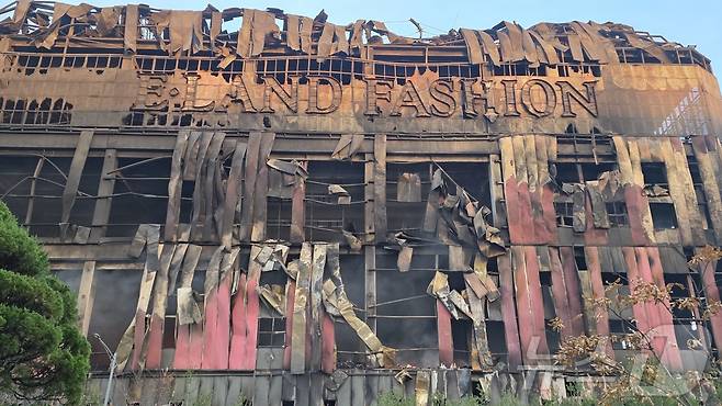 이랜드 물류창고 화재 이틀 째인 16일 충남 천안 동남구 이랜드패션 물류센터 창고가 날이 밝으면서 화재 흔적이 고스란히 드러났다. 소방당국은 대응1단계를 유지한 채 화재 진압을 이어가고 있다. 2025.11.16/뉴스1 ⓒ News1 이시우 기자