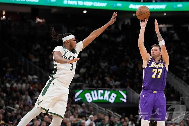 슛을 던지는 LA 레이커스의 루카 돈치치(오른쪽). ⓒ AFP=뉴스1