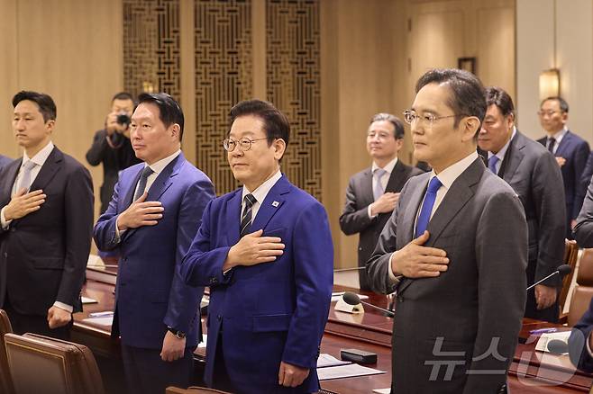 이재명 대통령이 16일 서울 용산 대통령실 청사에서 열린 한미 관세협상 후속 민관 합동회의에서 국민의례를 하고 있다. (대통령실 제공. 재판매 및 DB 금지) 2025.11.16/뉴스1 ⓒ News1 이재명 기자