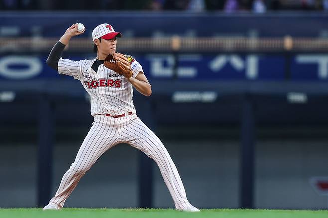 KIA 김규성이 광주-기아 챔피언스 필드에서 열린 2025 KBO리그 NC와 경기에서 땅볼을 처리하고 있다. 사진 | KIA 타이거즈