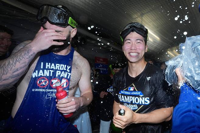 LA 다저스 김혜성이 17일(현지시간) 미국 캘리포니아주 LA에서 열린 밀워키와 내셔널리그 챔피언십시리즈(NLCS) 승리 후 기뻐하고 있다. 사진 | AP 연합뉴스