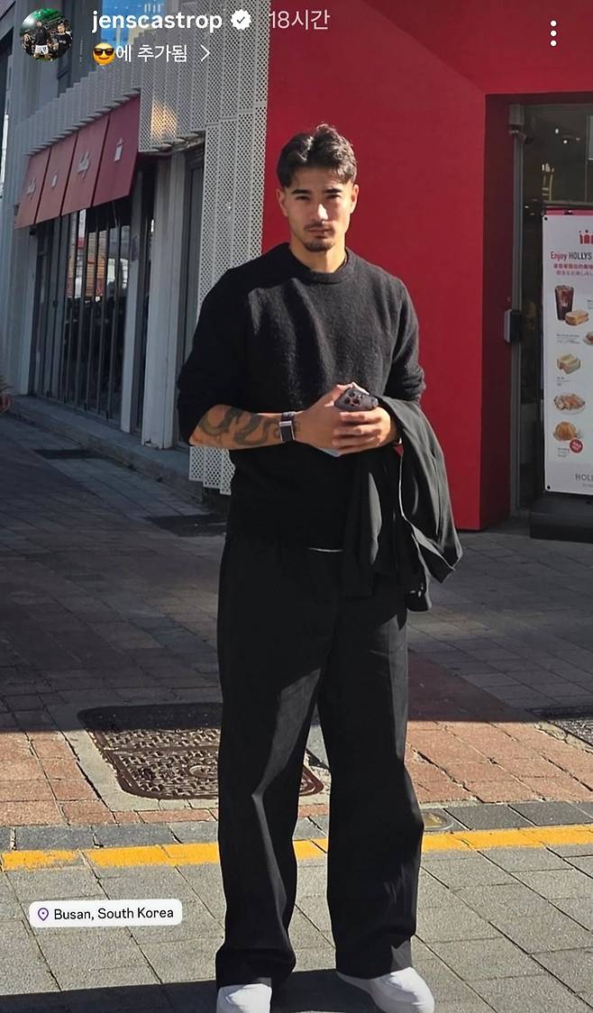 축구대표팀 외박 기간 부산 시내를 걷는 사진을 공개한 옌스 카스트로프. 사진 | 카스트로프 소셜미디어