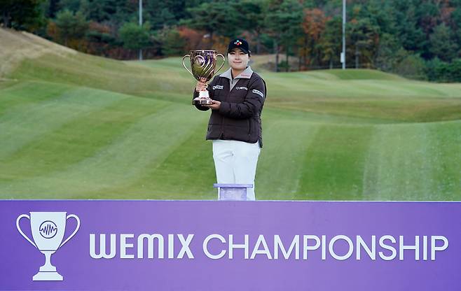 홍정민이 16일 경북 경주시 마우나오션 컨트리클럽에서 열린 대회 파이널 A조 스트로크 플레이에서 4언더파 67타를 쳐 우승을 차지했다. 사진 | 대회조직위