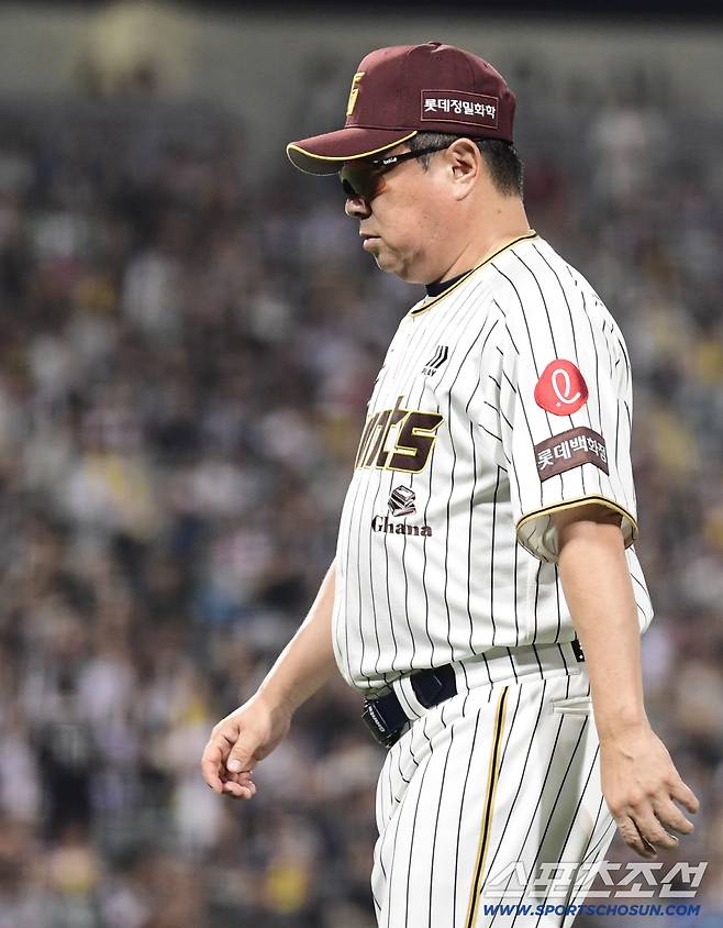 25일 울산 문수야구장에서 열린 KBO리그 롯데와 LG의 경기. 3회말 그라운드에 나와 심판 판정에 잠시 어필한 롯데 김태형 감독. 울산=송정헌 기자songs@sportschosun.com/2025.09.25/