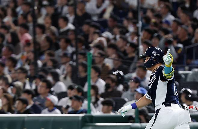 15일 일본 도쿄돔에서 열린 2025 K베이스볼 시리즈 대한민국과 일본의 평가전. 4회초 무사 1루 안현민이 선제 투런홈런을 쏘아올린 뒤 그라운드를 돌고 있다. 연합뉴스