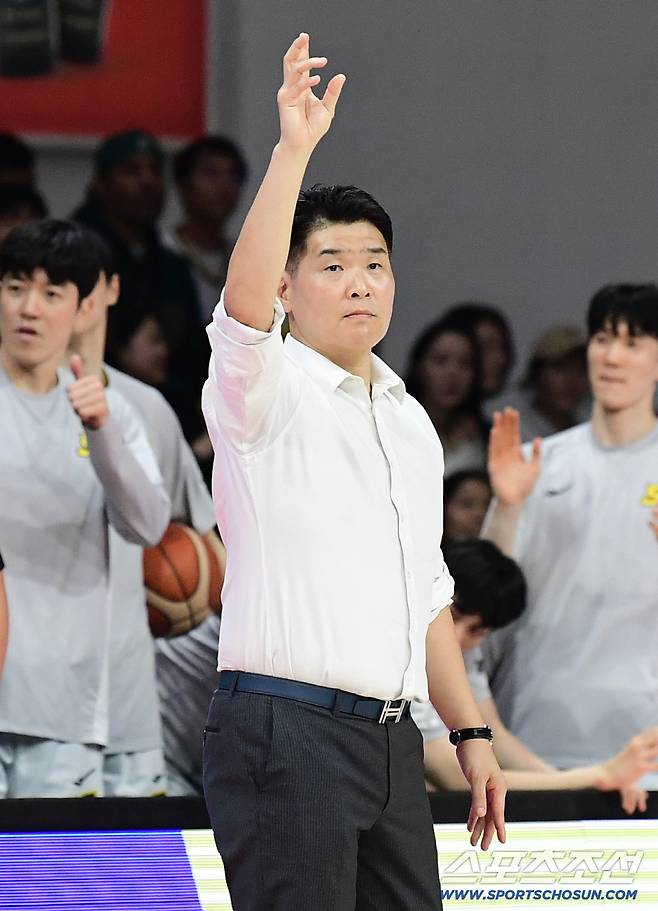 16일 안양 정관장아레나에서 프로농구 안양 정관장과 창원 LG의 경기가 열렸다. 선수들에게 작전 전달하는 창원 LG 조상현 감독. 안양=송정헌 기자songs@sportschosun.com/2025.11.16/