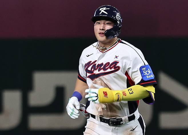16일 오후 일본 도쿄돔에서 열린 월드베이스볼클래식(WBC) 대비 평가전 일본과의 2차전 경기. 대한민국 안현민이 8회말 1사 주자없는 상황 솔로홈런을 치고 그라운드를 돌고 있다. /뉴스1