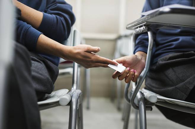 커닝 페이퍼를 돌리는 모습. 게티이미지뱅크 코리아 제공