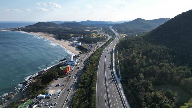 최근 드론을 이용해 경북 동해안 상공에서 촬영한 포항영덕고속도로의 모습. 포항시 제공