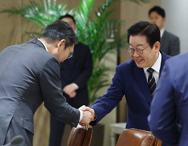 이재명 대통령과 이재용 삼성전자 회장이 16일 서울 용산 대통령실 청사에서 열린 한미 관세협상 후속 민관 합동회의에서 악수하고 있다. (대통령실통신사진기자단) 2025.11.16. 뉴시스