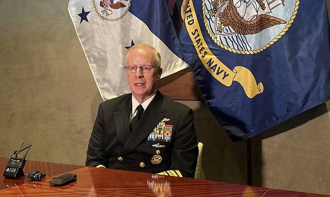 방한한 대릴 커들 미국 해군참모총장이 지난 14일 오후 서울에서 한국 국방부 출입기자들과 인터뷰를 하고 있다. 국방부 공동취재단