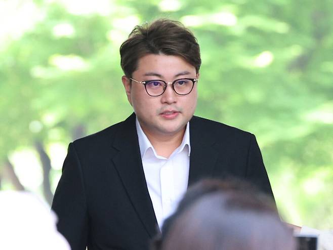 뺑소니 혐의로 구속수감된 트로트가수 김호중씨가 지난해 5월24일 구속 전 피의자 심문(영장실질심사)를 위해 서울 서초구 서울중앙지법에 출석하고 있는 있다. 공동취재사진