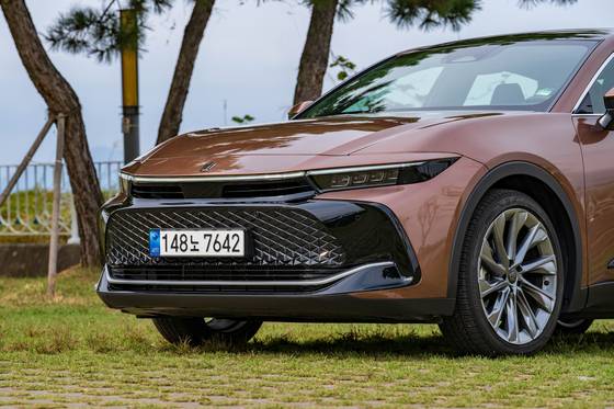 토요타 크라운 하이브리드.