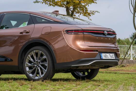 토요타 크라운 하이브리드.