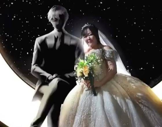일본의 30대 여성 카노(가명)가 챗GPT로 만든 AI(인공지능) 캐릭터와 결혼식을 올렸다. 사진 RSK산요방송 캡처