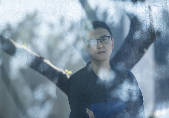 송희구 작가는 1회에 문화센터 강연자로 특별출연한다. "출연 계획은 촬영 2주 전 쯤 잡혔는데, 다행히 쉬운 역할이 걸렸어요. 감독님이 섬세히 디렉팅해주셔서 찍을 땐 전혀 긴장이 안됐습니다." 그는 만약 시즌 2가 나오면 단역이 아닌 조연으로 나가고 싶은 꿈이 있다"고도 했다. 권혁재 사진전문기자