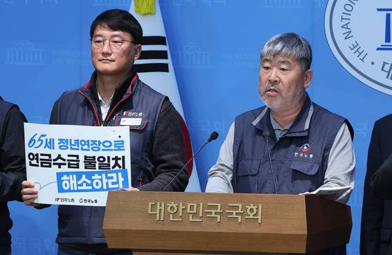 김동명 한국노동조합총연맹 위원장(오른쪽)이 지난 5일 국회 소통관에서 법정 정년연장 연내 입법 촉구 양대노총 기자회견을 하고 있다. 왼쪽은 양경수 민주노총 위원장. 임현동 기자.