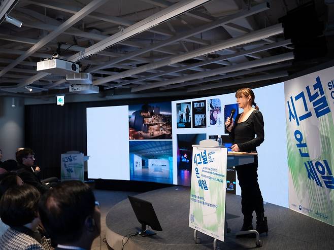 크리스티안 폴 미국 휘트니미술관 디지털 아트 큐레이터가 디지털 아트의 예술적 의미에 대해 기조연설을 하고 있다. 예술경영지원센터 제공