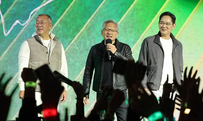 젠슨 황 엔비디아 최고경영자(가운데)와 이재용 삼성전자 회장, 정의선 현대차그룹 회장이 지난 10월 30일 서울 코엑스에서 열린 엔비디아의 그래픽카드(GPU) ‘지포스’ 출시 25주년 행사에서 단상에 올라 인사를 하고 있다. 연합뉴스