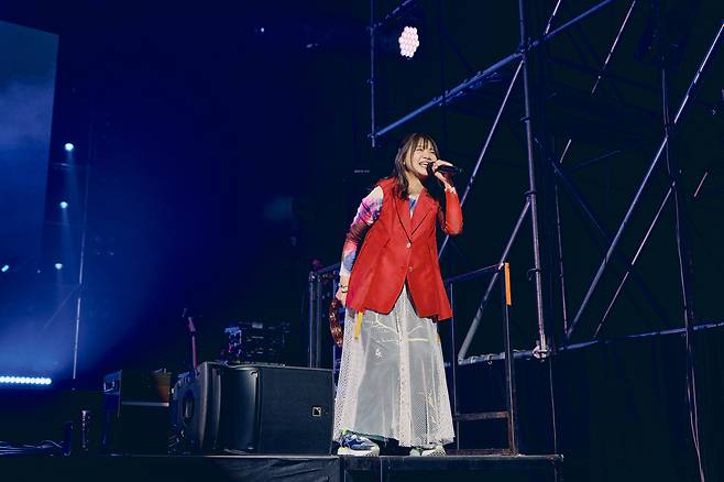 지난 15일 경기 고양 킨텍스 제2전시장에서 열린 ‘원더리벳 2025’에서 이키모노가카리가 무대를 선보이고 있다. LIVET & WANDERLOCH 제공