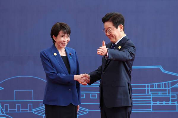 이재명 대통령이 지난달 31일 경주화백컨벤션센터(HICO)에서 열린 2025 아시아태평양경제협력체(APEC) 정상회의에 참석한 다카이치 사나에 일본 총리를 맞이하고 있다. 연합뉴스