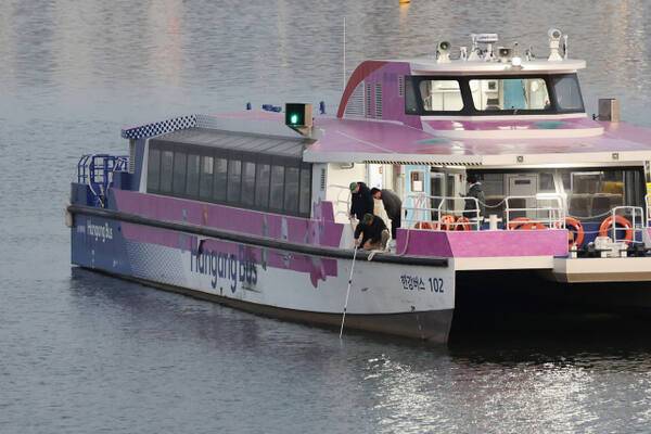 16일 서울 송파구 잠실선착장 부근 강바닥에 걸려 멈춘 한강버스에서 관계자가 수심 확인을 하고 있다. 연합뉴스