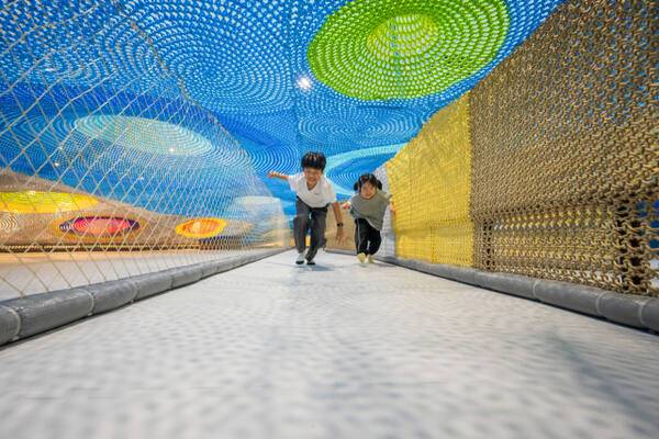 ‘갯벌놀이터’에서 아이들이 뛰놀고 있다. 경기문화재단 제공